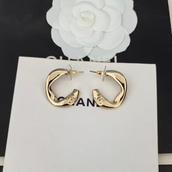 Gli ultimi orecchini in oro chiaro di Chanel sono realizzati in ottone (2LVBD)