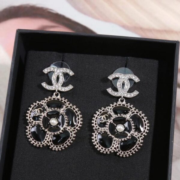 Orecchini Chanel Camellia in smalto nero (JG3A9)