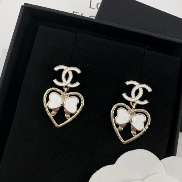 Orecchini Chanel a forma di cuore con fiocco in smalto bianco (NYQY2)