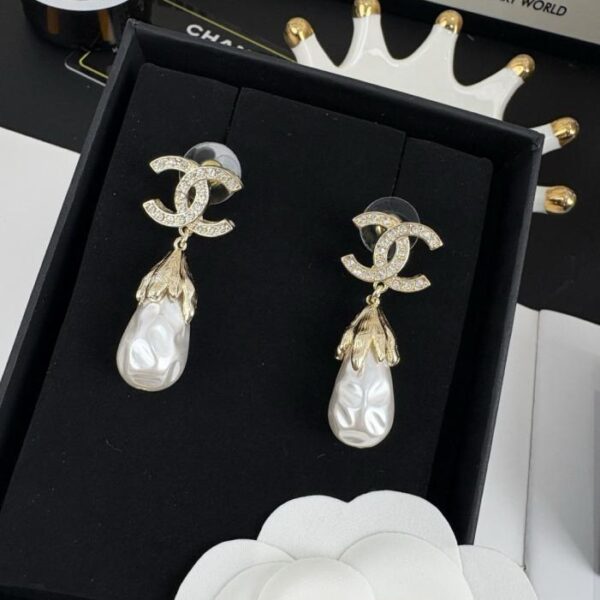 Orecchini pendenti con lettere in strass e perle Chanel in oro e argento (62ZC4)