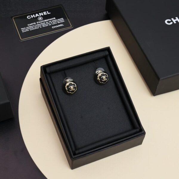 Orecchini Chanel 25A in oro nero con bottone a forma di camelia (8KJRW)