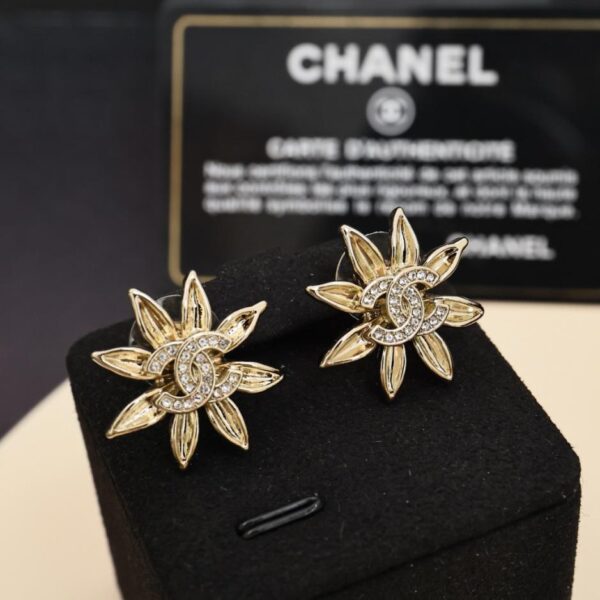 Orecchini Chanel 25A nuovi con doppia C e diamanti e girasole (8HLL0)