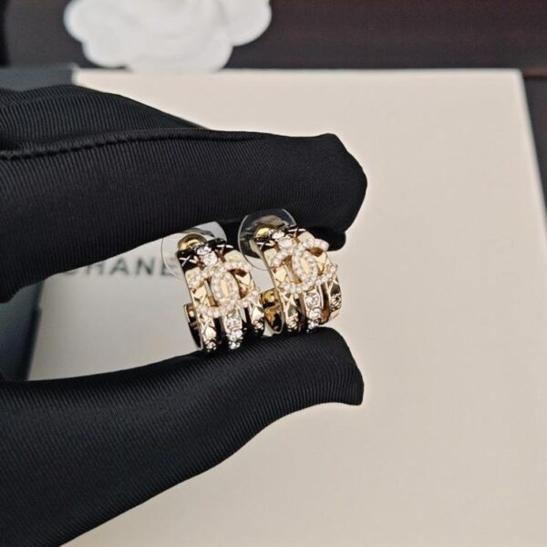 Gli ultimi orecchini a quadri con diamanti di Chanel sono realizzati nello stesso materiale in ottone ZP (4WF5S)
