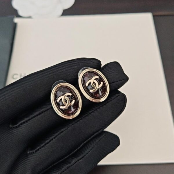 Gli ultimi orecchini ovali di Chanel sono realizzati in ottone ZP (43H9R)