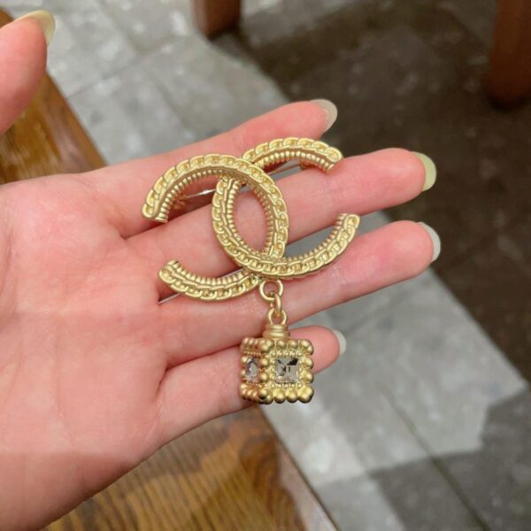 replica,repliche,fake,1:1,earrings,bracelet,ring,jewelry Nuovi modelli CHANEL sincronizzati nuova spilla Chanel (GXR13)