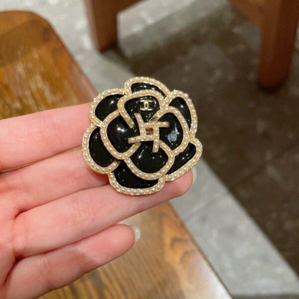 replica,repliche,fake,1:1,earrings,bracelet,ring,jewelry Nuovi modelli CHANEL sincronizzati nuova spilla Chanel (YMFE8)