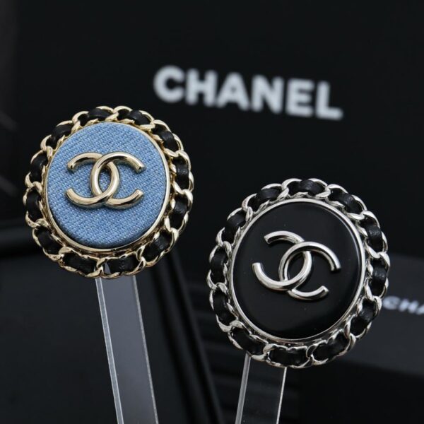 replica,repliche,fake,1:1,earrings,bracelet,ring,jewelry Spilla ovale in pelle Chanel 25p (NKMEG)