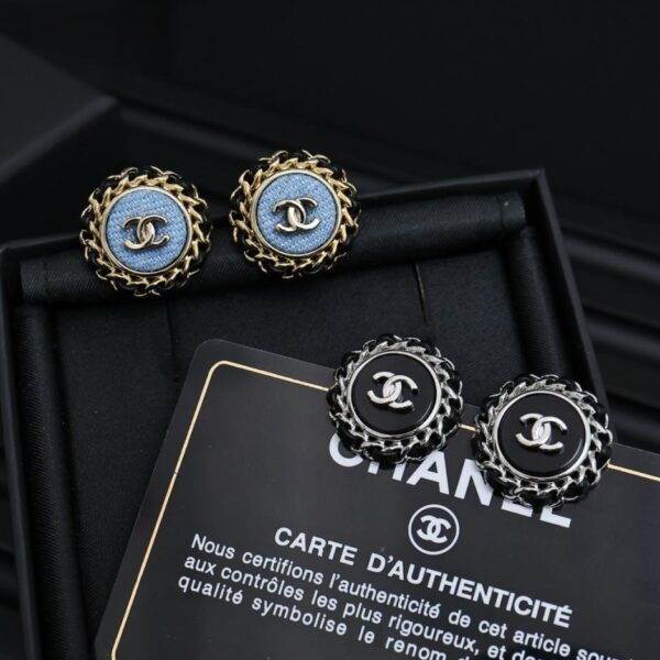 Orecchini a bottone in pelle Chanel 25p (SSTKW)
