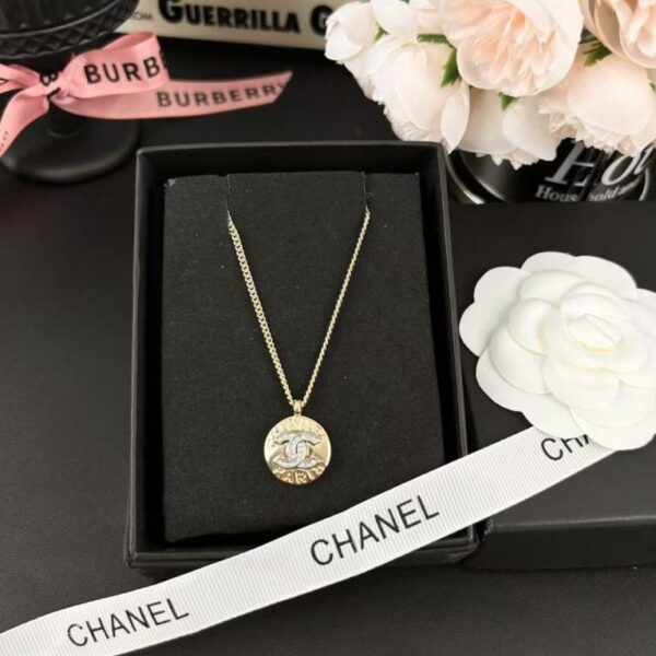 Collana Chanel con fibbia rotonda e lettera doppia C in strass color oro (RGVUE)