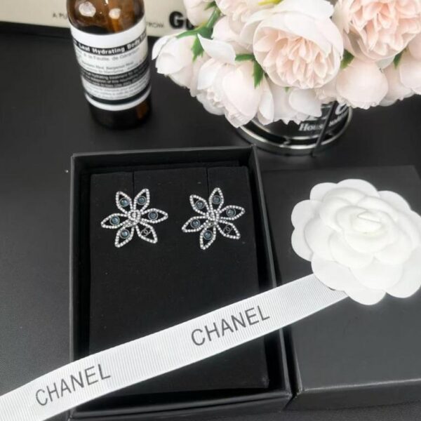 Orecchini Chanel con doppia C, fiore e perline nere e diamanti blu (AOWRB)