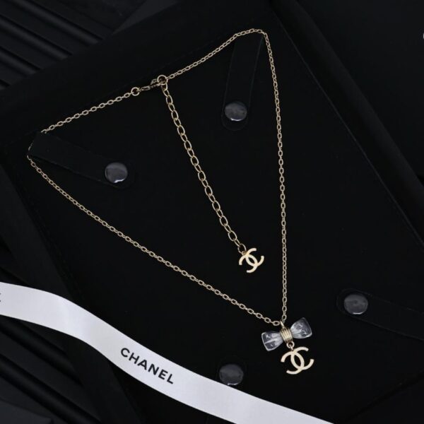 Collana Chanel con fiocco trasparente in acrilico da 25 pence (ZMIII)