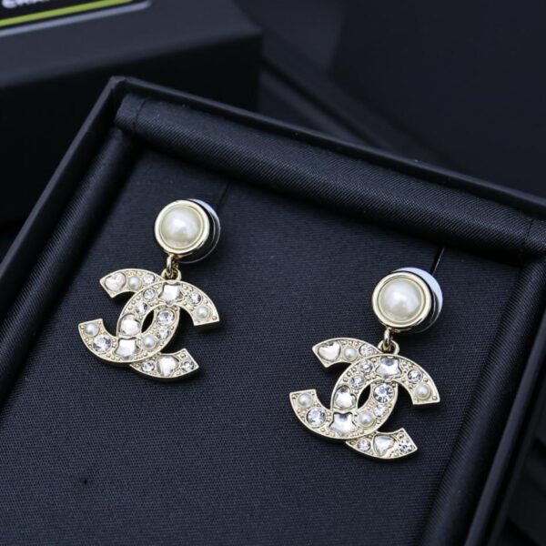 Orecchini Chanel con diamanti e perle a forma di stella, diamanti Love, dieci diamanti a forma di stella + perle e altri elementi preziosi sono intarsiati nella doppia C (B2KUQ)