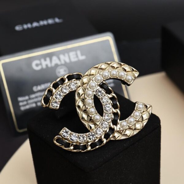 replica,repliche,fake,1:1,earrings,bracelet,ring,jewelry Spilla Chanel in pelle di agnello con doppia C e strass, motivo a diamante, in pelle di agnello con perle e strass (NQ35D)