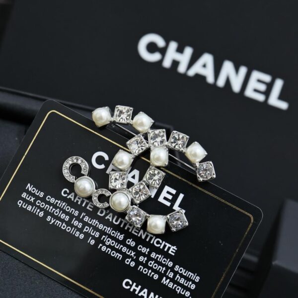 replica,repliche,fake,1:1,earrings,bracelet,ring,jewelry Spilla Chanel 25s in argento con doppia C e intarsi alternati di perle e strass e lettere in cocco (PA2O4)