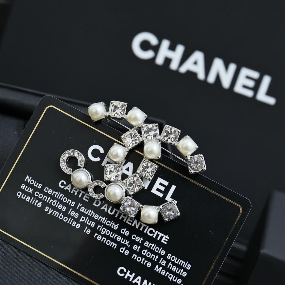 replica,repliche,fake,1:1,earrings,bracelet,ring,jewelry Spilla Chanel 25s in argento con doppia C e intarsi alternati di perle e strass e lettere in cocco (PA2O4) replica,repliche,fake,1:1,earrings,bracelet,ring,jewelry Spilla Chanel 25s in argento con doppia C e intarsi alternati di perle e strass e lettere in cocco (PA2O4)