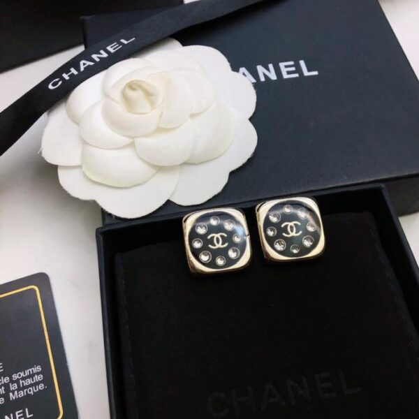 Orecchini Chanel in acrilico con cristalli Swarovski e diamanti quadrati (9P18J)
