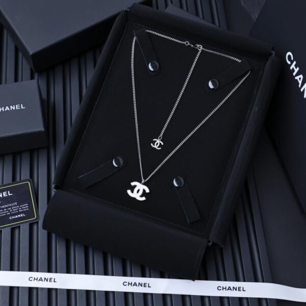 replica,repliche,fake,1:1,earrings,bracelet,ring,jewelry Collana Chanel 25s in smalto argento con ciondolo CC (M7FDZ)