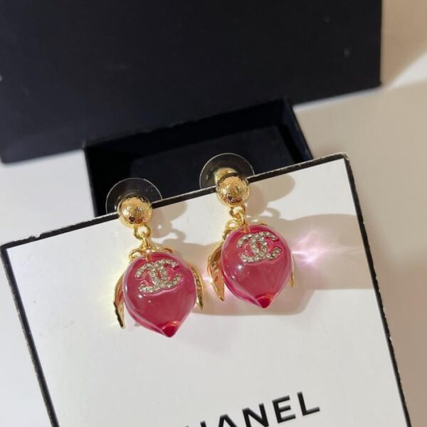 Orecchini Chanel 25A in resina a forma di pesca (6J5O7)