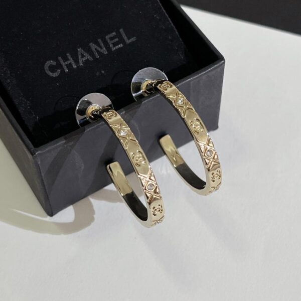 Orecchini grandi Chanel con motivo a diamante e strass da 25 pence (2ECEL)