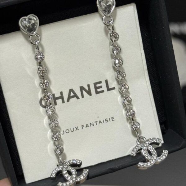 Gli ultimi orecchini con nappe in platino di Chanel sono realizzati in ottone ZP (1BTPC)