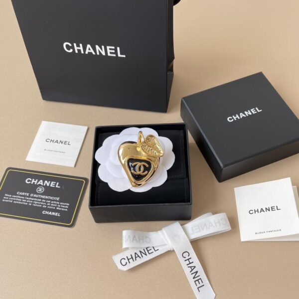 replica,repliche,fake,1:1,earrings,bracelet,ring,jewelry Spilla Chanel New 25a a forma di fragola nera (MTTA2)