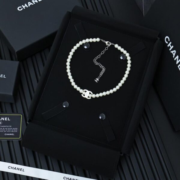 Collana CHANEL con lettera in resina e perle (MLSH5)