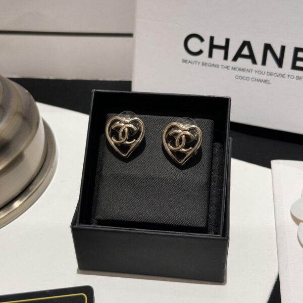 Orecchini Chanel a forma di cuore color pesca in oro chiaro, il design cavo esprime il temperamento di una ragazza ricca (XJ4IX)