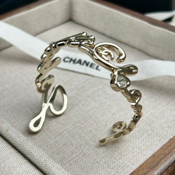 replica,repliche,fake,1:1,earrings,bracelet,ring,jewelry Bracciale aperto Chanel con lettere inglesi lucide e diamanti (1VYD1)