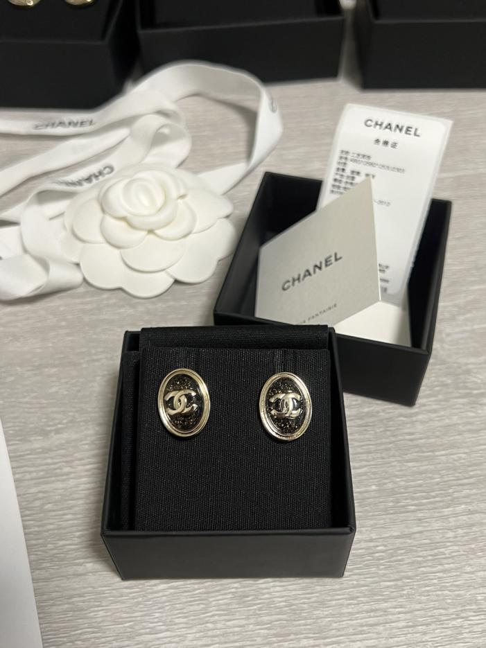replica,repliche,fake,1:1,earrings,bracelet,ring,jewelry Orecchini ovali Chanel 25a in ossidiana glitterata lavorati a mano (OU5Y1) replica,repliche,fake,1:1,earrings,bracelet,ring,jewelry Orecchini ovali Chanel 25a in ossidiana glitterata lavorati a mano (OU5Y1)