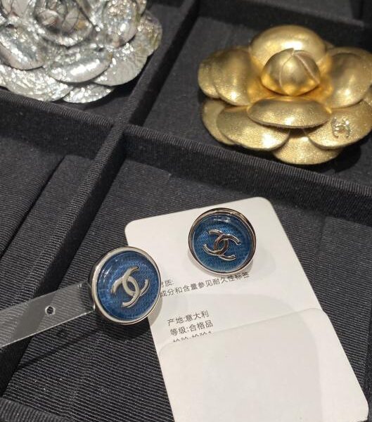 Orecchini Chanel in resina blu denim con doppia C in argento (URHIU)