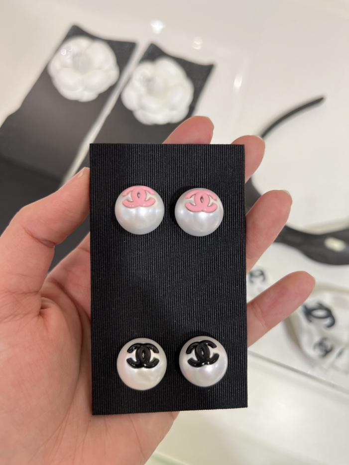 replica,repliche,fake,1:1,earrings,bracelet,ring,jewelry Orecchini Chanel 25C in smalto rosa con doppia C e bottone rotondo in perle (ZFC3W) replica,repliche,fake,1:1,earrings,bracelet,ring,jewelry Orecchini Chanel 25C in smalto rosa con doppia C e bottone rotondo in perle (ZFC3W)