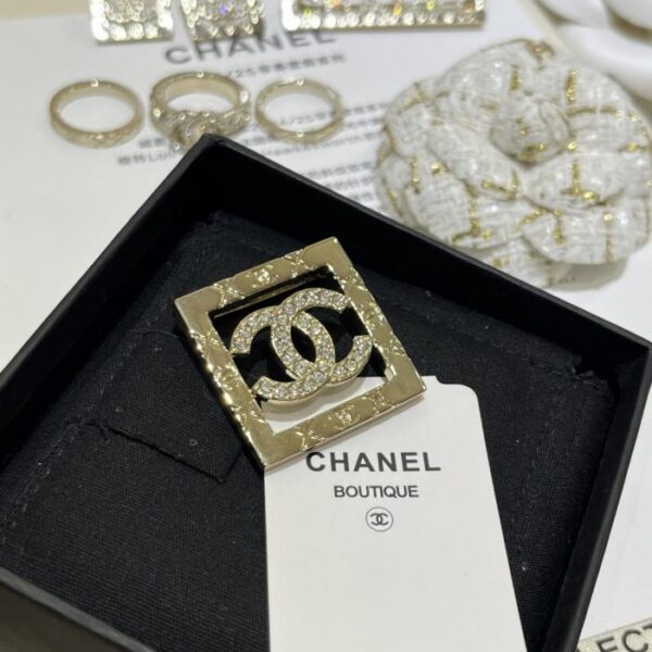 replica,repliche,fake,1:1,earrings,bracelet,ring,jewelry Spilla quadrata con diamanti cavi a forma di doppia C Chanel 25P (ALSJ1)