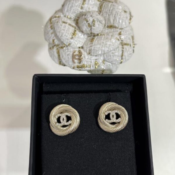 Orecchini pendenti rotondi spazzolati con doppia C e diamanti Chanel 25s (VJJNG)