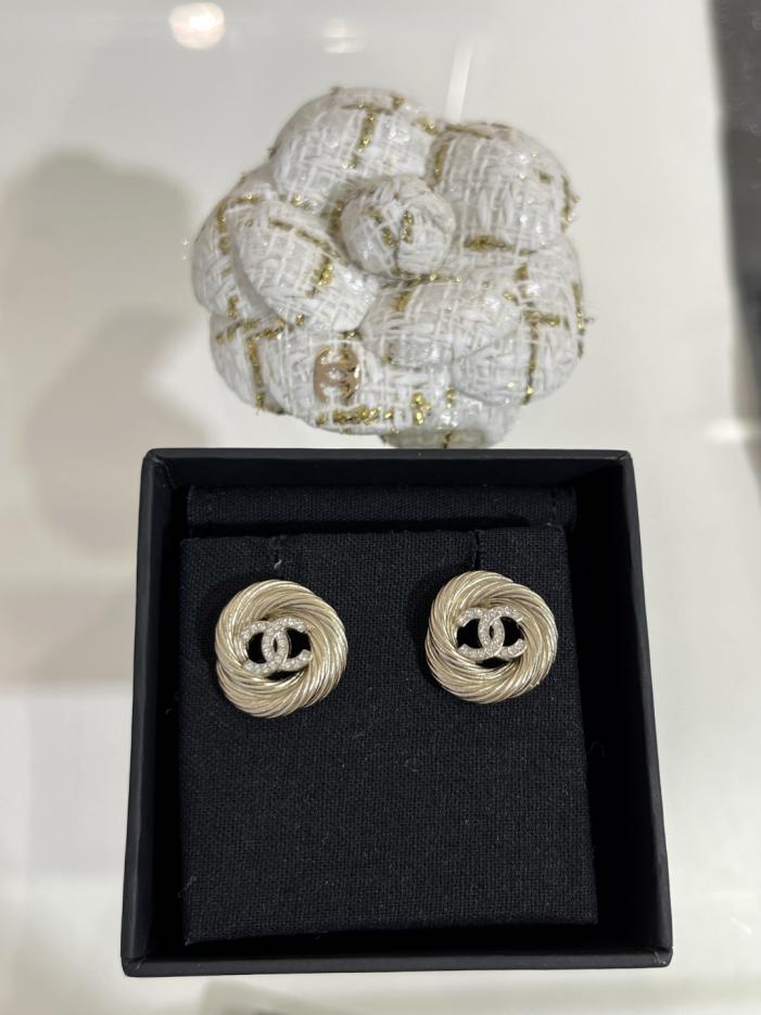 replica,repliche,fake,1:1,earrings,bracelet,ring,jewelry Orecchini pendenti rotondi spazzolati con doppia C e diamanti Chanel 25s (VJJNG) replica,repliche,fake,1:1,earrings,bracelet,ring,jewelry Orecchini pendenti rotondi spazzolati con doppia C e diamanti Chanel 25s (VJJNG)