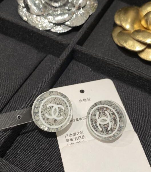 Orecchini rotondi Chanel in acrilico con doppia C e paillettes argento (5MN2O)