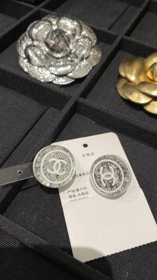 replica,repliche,fake,1:1,earrings,bracelet,ring,jewelry Orecchini rotondi Chanel in acrilico con doppia C e paillettes argento (5MN2O) replica,repliche,fake,1:1,earrings,bracelet,ring,jewelry Orecchini rotondi Chanel in acrilico con doppia C e paillettes argento (5MN2O)