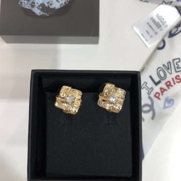 Orecchini Chanel 25A New Gold Letter con nodo cinese (XCA86)
