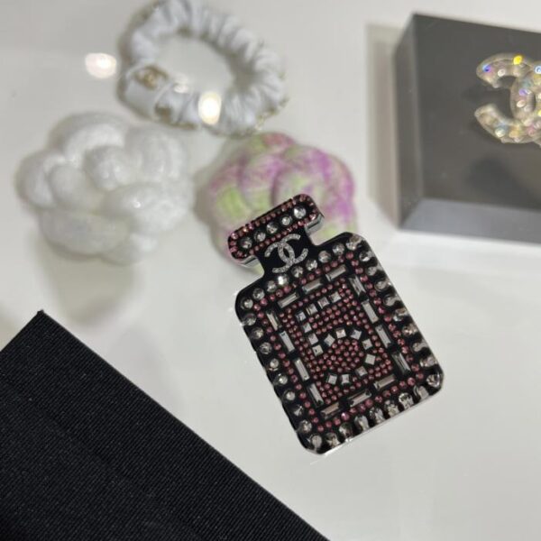 replica,repliche,fake,1:1,earrings,bracelet,ring,jewelry Spilla Chanel 25s in acrilico nero con doppia C in bottiglia di profumo (C6SRC)
