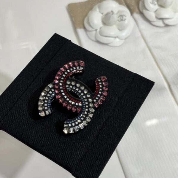replica,repliche,fake,1:1,earrings,bracelet,ring,jewelry Spilla Chanel con doppia C in cristallo acrilico nero, nuova, anni ’20 (PLFP7)