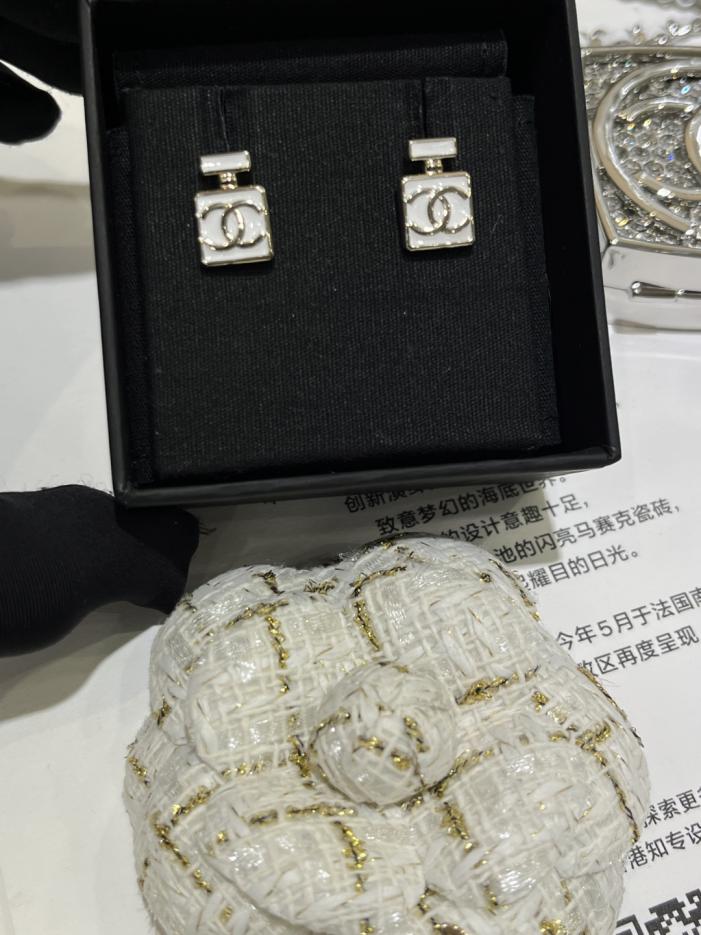 replica,repliche,fake,1:1,earrings,bracelet,ring,jewelry Orecchini Chanel 25P New White Perfume Double C in oro (B8V99) replica,repliche,fake,1:1,earrings,bracelet,ring,jewelry Orecchini Chanel 25P New White Perfume Double C in oro (B8V99)