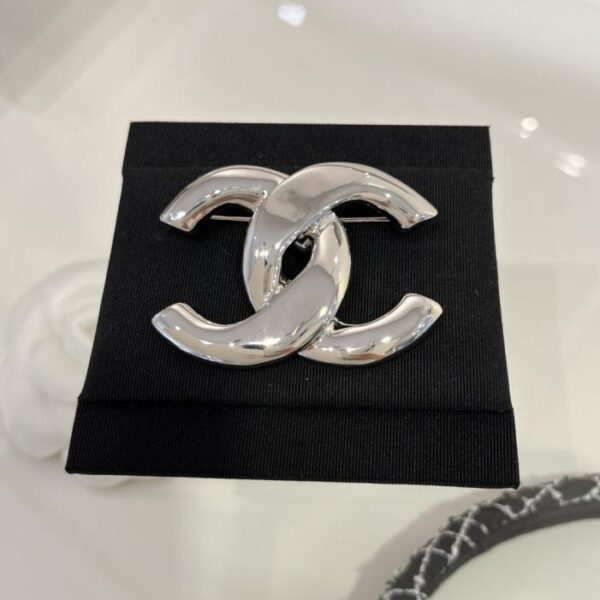 replica,repliche,fake,1:1,earrings,bracelet,ring,jewelry Spilla Chanel a doppia C intrecciata, nuova, in argento specchiato, anni ’20 (JRQ9N)