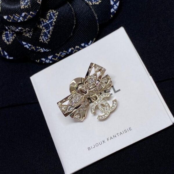 replica,repliche,fake,1:1,earrings,bracelet,ring,jewelry Spilla pendente a forma di C con fiocco cavo Chanel (5BDXN)