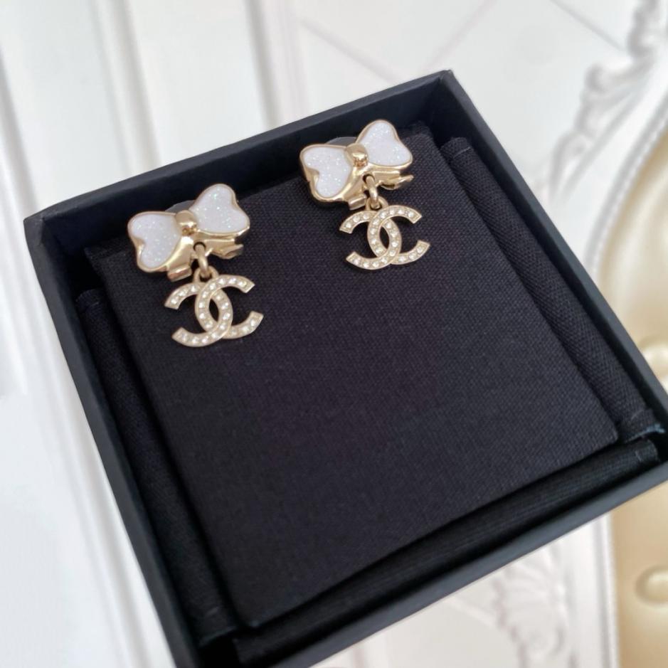 replica,repliche,fake,1:1,earrings,bracelet,ring,jewelry Orecchini Chanel in smalto bianco a forma di quadrifoglio (4EMNC) replica,repliche,fake,1:1,earrings,bracelet,ring,jewelry Orecchini Chanel in smalto bianco a forma di quadrifoglio (4EMNC)