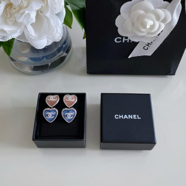 Orecchini Chanel a forma di cuore blu e rosa (D5WL2)
