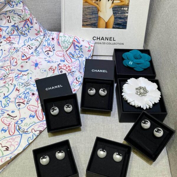 Orecchini Chanel 25P con bottone rotondo in smalto nero e doppia C (LE46G)