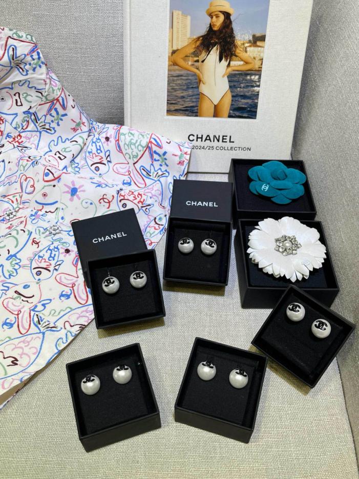 replica,repliche,fake,1:1,earrings,bracelet,ring,jewelry Orecchini Chanel 25P con bottone rotondo in smalto nero e doppia C (LE46G) replica,repliche,fake,1:1,earrings,bracelet,ring,jewelry Orecchini Chanel 25P con bottone rotondo in smalto nero e doppia C (LE46G)
