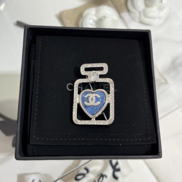 replica,repliche,fake,1:1,earrings,bracelet,ring,jewelry Spilla Chanel 25P con flacone di profumo a forma di doppia C, in argento con cuore blu e diamanti (O1KSQ)