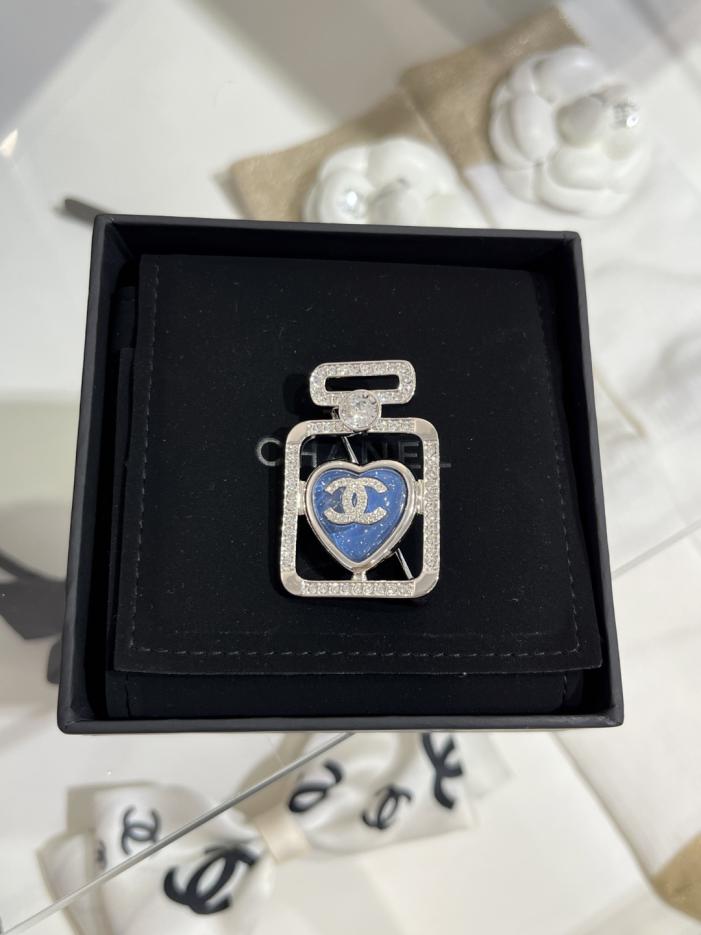 replica,repliche,fake,1:1,earrings,bracelet,ring,jewelry Spilla Chanel 25P con flacone di profumo a forma di doppia C, in argento con cuore blu e diamanti (O1KSQ) replica,repliche,fake,1:1,earrings,bracelet,ring,jewelry Spilla Chanel 25P con flacone di profumo a forma di doppia C, in argento con cuore blu e diamanti (O1KSQ)