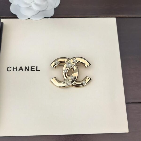 replica,repliche,fake,1:1,earrings,bracelet,ring,jewelry L’ultima spilla a forma di stella a cinque punte lucida di Chanel è realizzata in ottone ZP (YFURY)