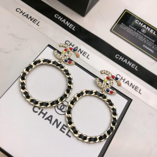 Nuovi modelli di orecchini CHANEL al bancone (7QO2F)